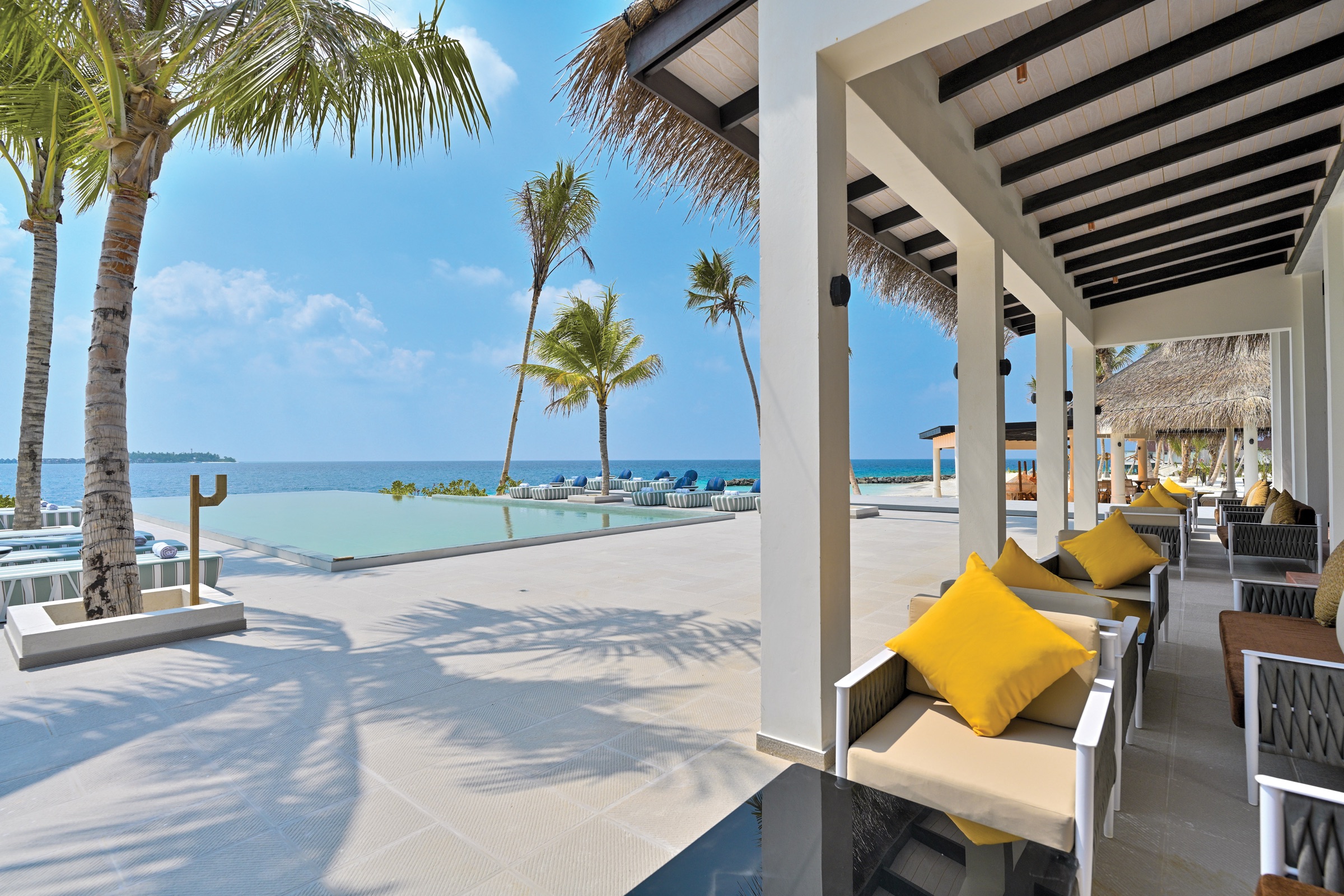 West Beach Bar at OBLU SELECT Lobigili thumbnail 2